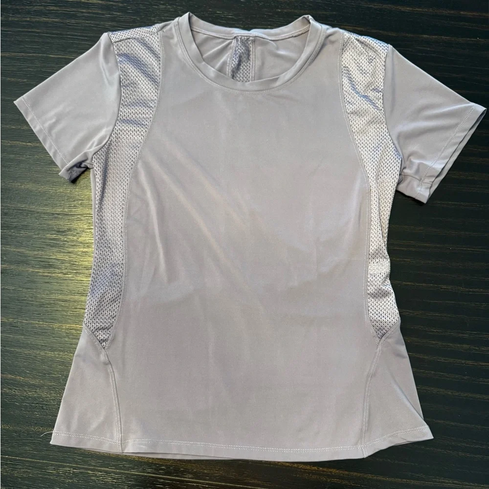 LOT (13 pieces) of running/workout clothes. - Picture 13 of 16